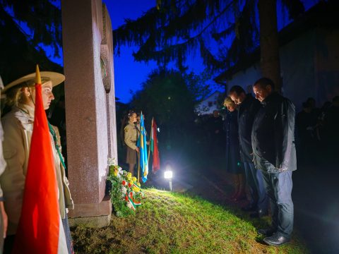 A fásultság és a feledés ellen küzdve kell őrizni ’56 csillagát