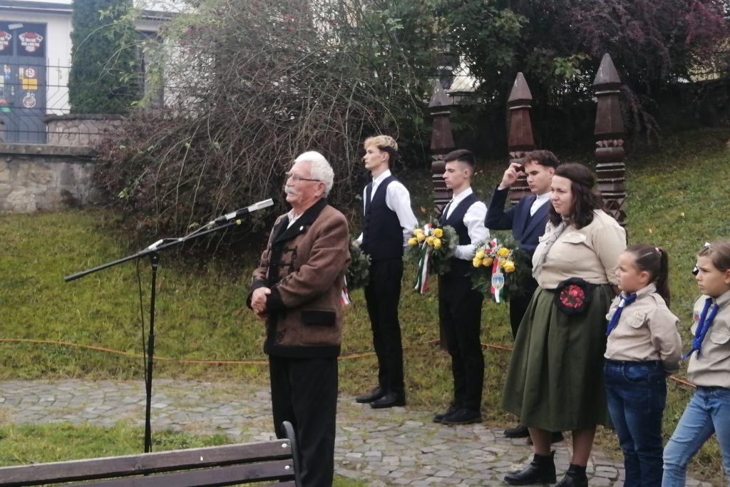 Balázs Antal nyugdíjas tanító faragta az aradi vértanúk kopjafáit. Mindegyikben egy dióhéjnyi aradi föld is el van rejtve. Fotó: Bodor Tünde