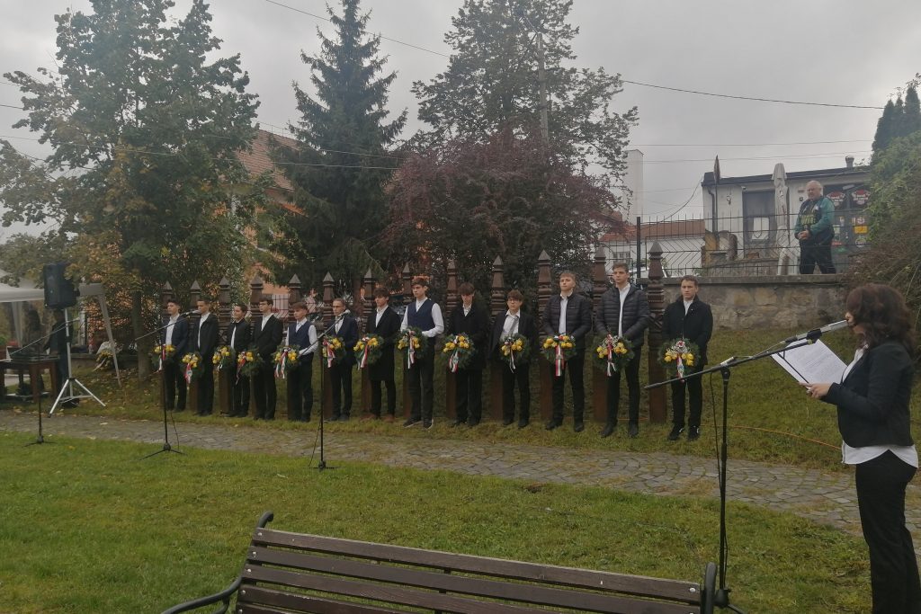 Az emlékpark létesítésétől máig mindig a mikós diákok működtek közre a megemlékezésen. Fotó: Bodor Tünde