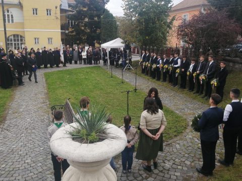 Nem vagytok halva, ti hősök!