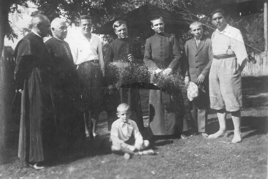 Magyar papok között Hadikfalván. Fotó: V. Laczkó Áron személyes archívuma