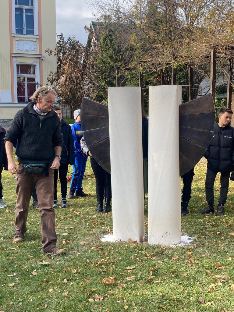 A Napkapu a Művészeti Líceum udvarán, Péter Alpár képzőművész alkotása. Fotó: Háromszéki Közösségi Alapítvány