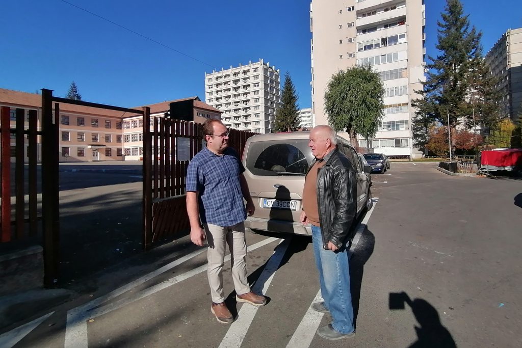 Lazar Raimond igazgató a kivitelező cég vezetőjével egyeztet. Fotó: Bodor Tünde