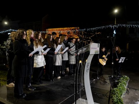 A koszorú negyedik gyertyáját is meggyújtják