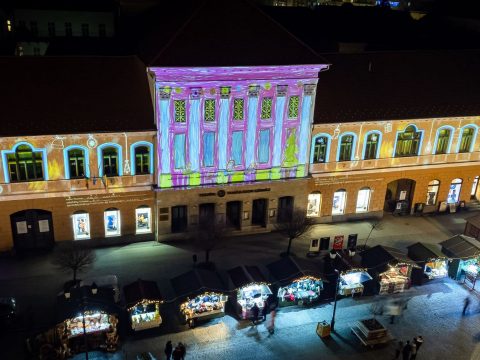 Gyerekrajzok a sepsiszentgyörgyi színház homlokzatán