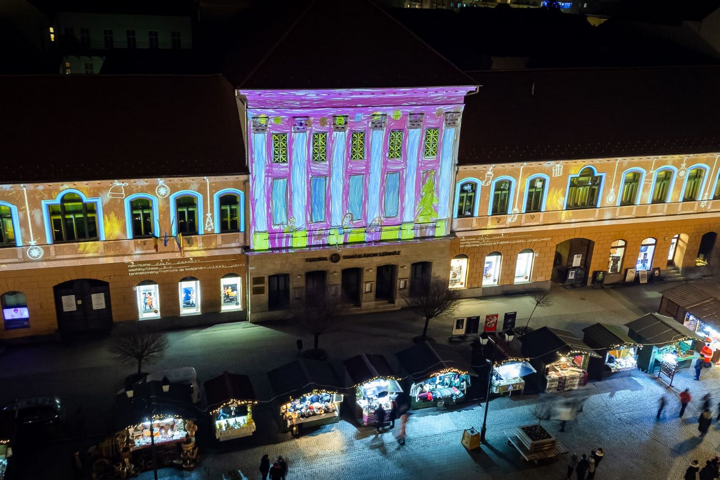 Gyerekrajzok a sepsiszentgyörgyi színház homlokzatán