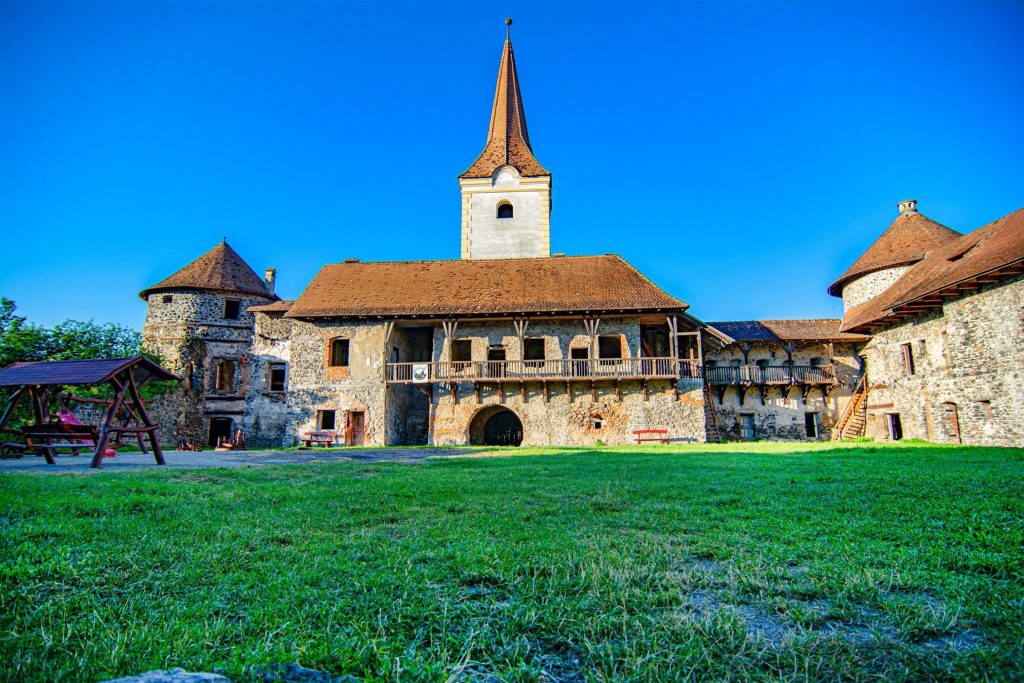 Az alsórákosi Sükösd–Betheln-várkastély legendájában is szerepel a sárkány. Fotó: VisitRacos/Facebook