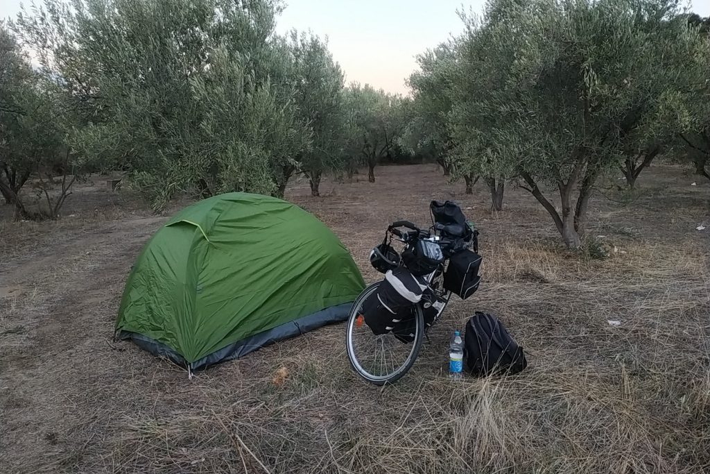 Ha éppen minden szálláshely foglalt, marad a sátor, bár októberben már kissé hűvösek a hajnalok. Fotó: Bocskai Csaba