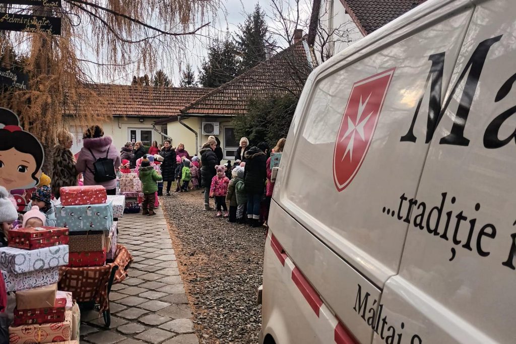 Nagy volt a sürgés-forgás a Benedek Elek óvoda udvarán. Fotó: Bartók Emese