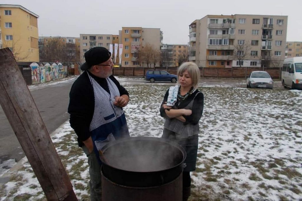 Az első vacsora készítésekor Demeter János forgatta a fakanlat. A képen Torma Verával látható. Fotó: Diakónia Keresztyén Alapítvány