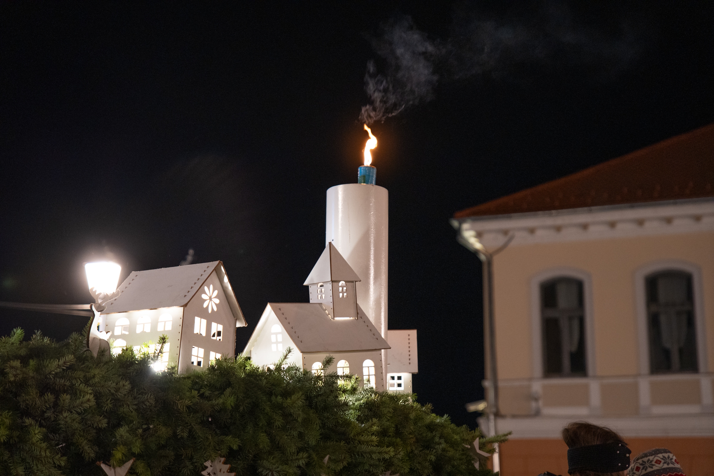 Advent első vasárnapján Sepsiszentgyörgy is ünnepi fénybe öltözött