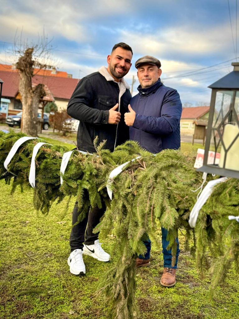 Benkő Árpád Jenő polgármester (jobbról) és Cserei György alpolgármester (balról) a szavazás napján. Illyefalva kimagasló rézvételi aránnyal az elő a Kovászna megyei települések sorában. Fotó: Benkő Árpád Jenő/Facebook