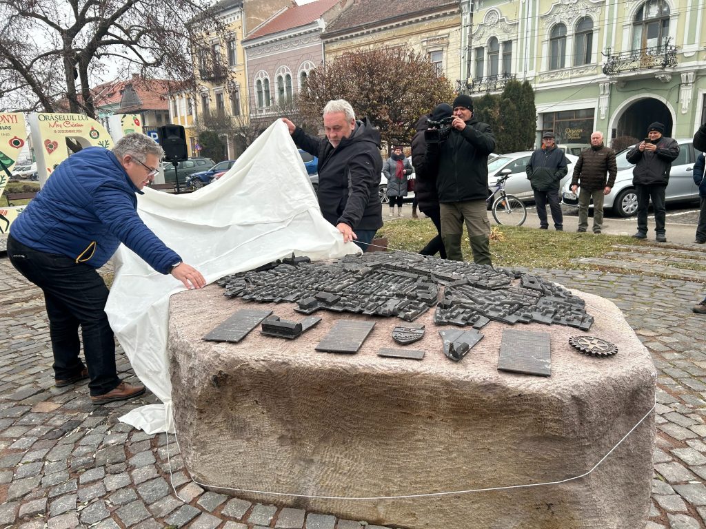 Román György és Bokor Tibor leplezték le a makettet. Fotó: Szabó Barbara