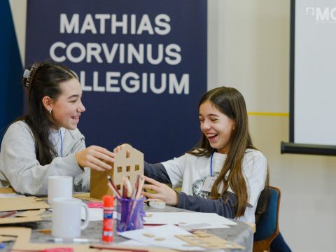 Negyedik osztályos diákok alkotják újra a Kárpát-medence építészetét