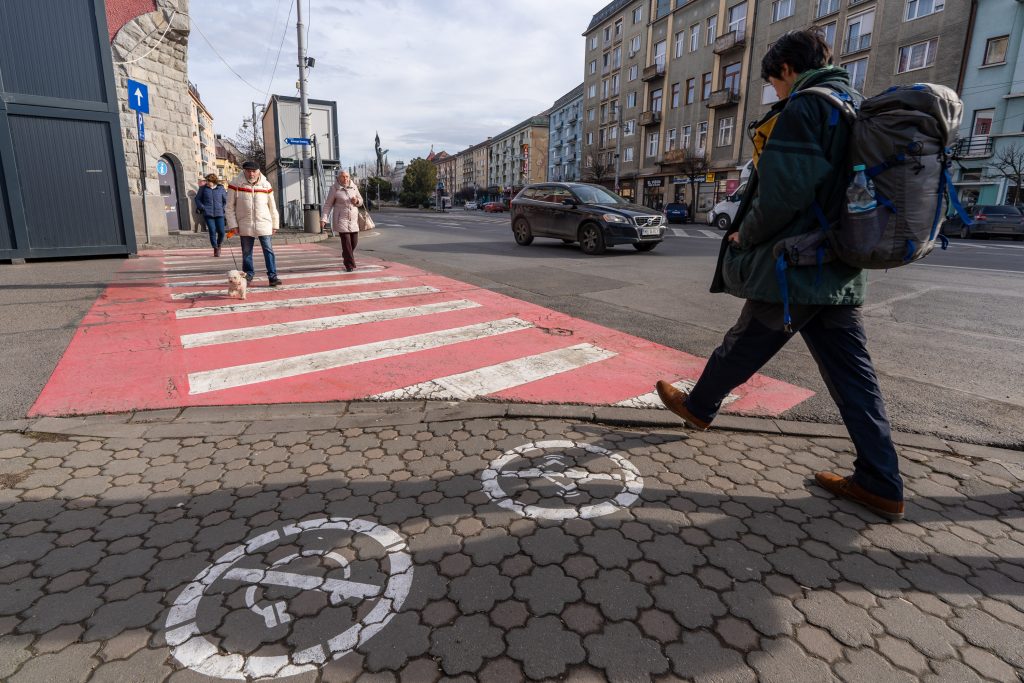 Gyereknek, felnőttnek egyaránt figyelnie kell a gyalogátjárón. Fotó: Haáz Vince