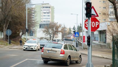 Tucatnyi helyen okosítják az útkereszteződéseket Sepsiszentgyörgyön