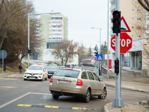 Tucatnyi helyen okosítják az útkereszteződéseket Sepsiszentgyörgyön