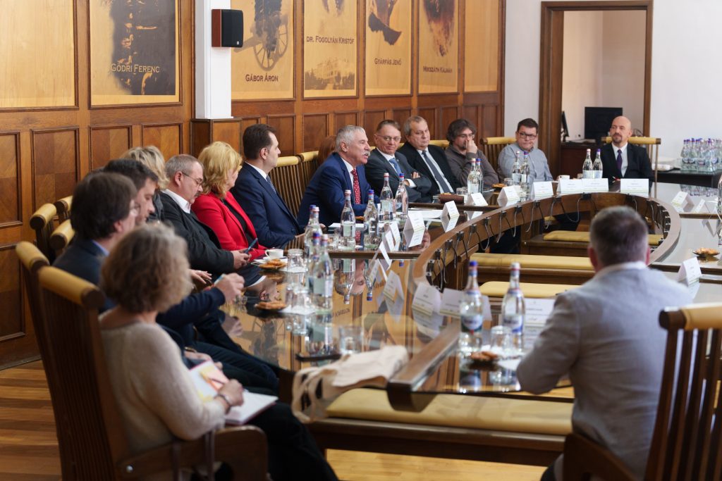 Háromszék számos művelődési intézménye, a megyei tanfelügyelőség és a szociális igazgatóság is képviseltette magát. Fotó: Tuchiluș Alex