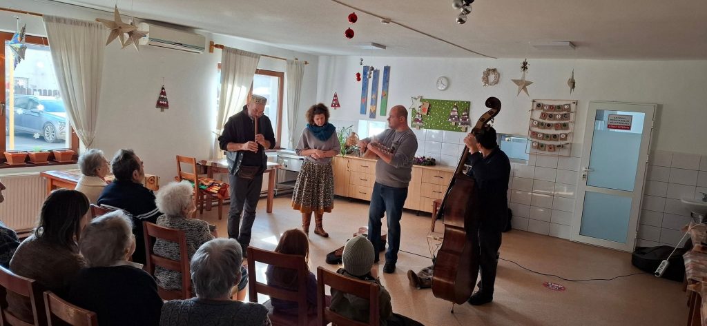 Ségercz Ferenc, Ticusan János, Kolcsár Linda és Vitályos Lehel is jóhangulatú koncertet ajándékozott a Zathureczky Berta Központ lakóinak. Fotó: Zathureczky Berta Központ/Facebook