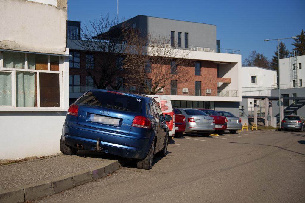 Már a szabálytalanságot is elnézik maguknak a sofőrök, hiszen „valahol csak meg kell állni”. Fotó: Tuchiluș Alex