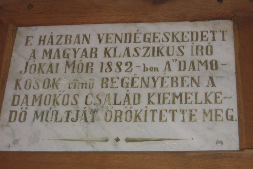 Emléktábla a csernátoni Damokos-kúriában (felirata téves, valójában 1881-ben járt itt Jókai). FOTÓ: DIMÉNY HASZMANN ÁRPÁD