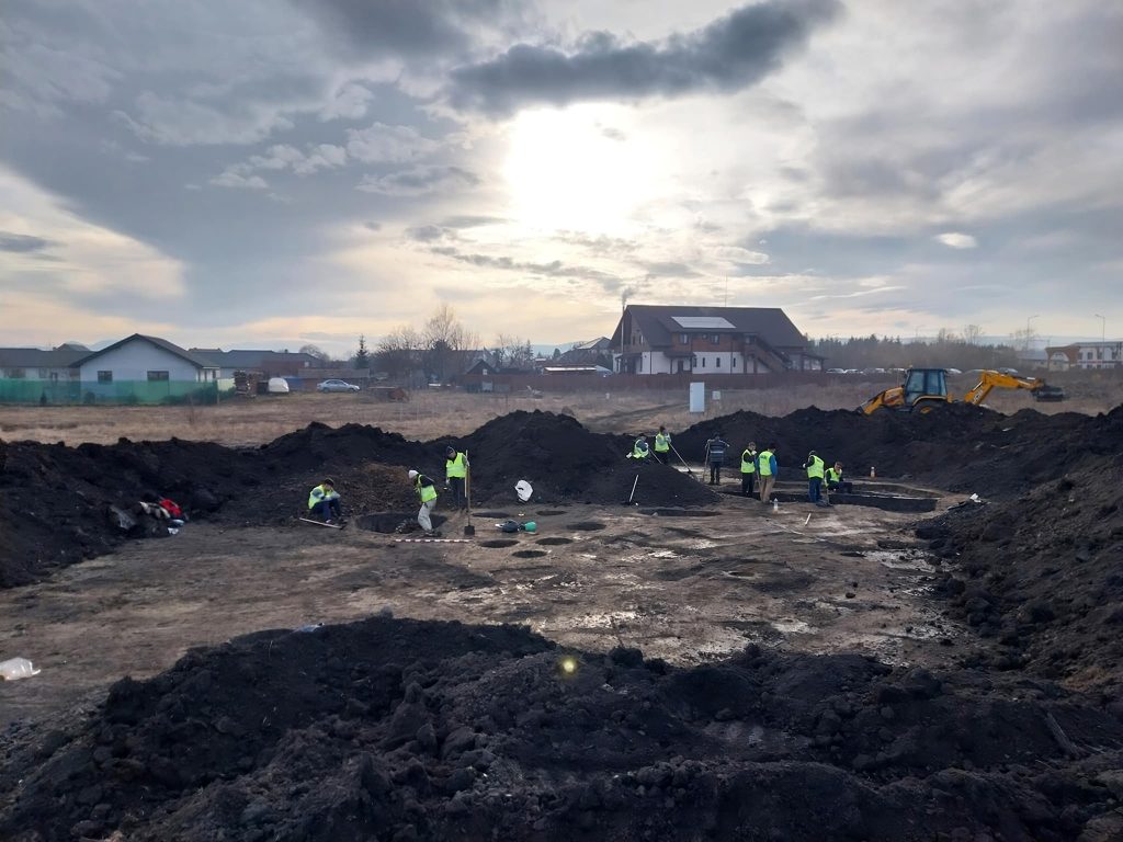 Különleges leletként tartanak számon a régészek egy bronz tokos-füles balta készítésére használt öntőmintát, néhány miniatűr agyagtárgyat és egy bronztűt. Fotó: Székely Nemzeti Múzeum