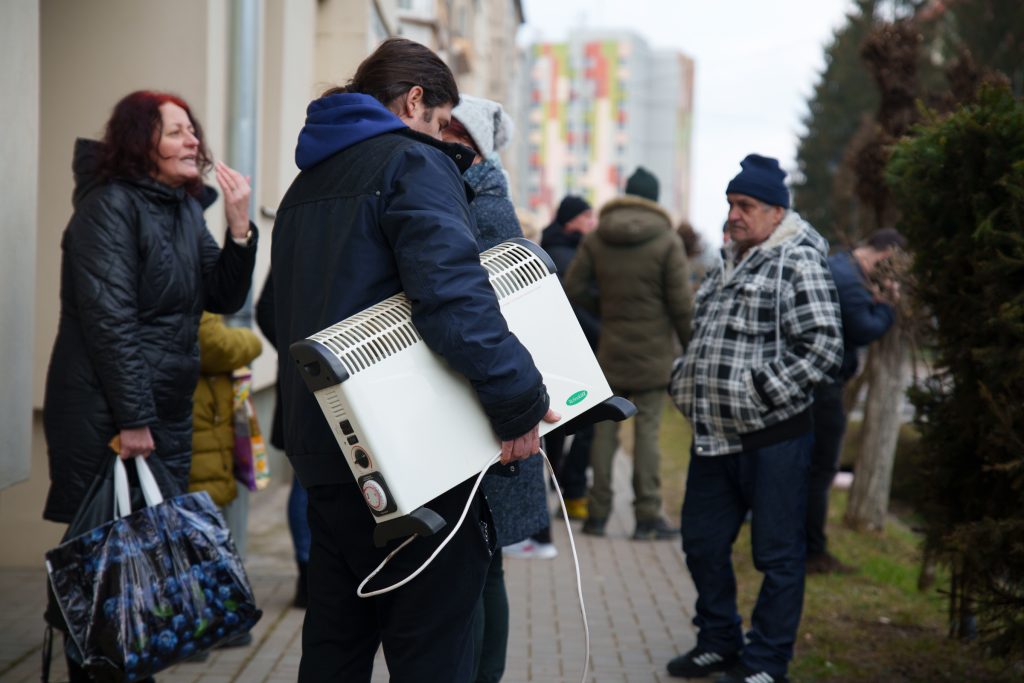 Alig jelent többet a semminél egy konvektor – talán nem fagynak meg, de főzni nem tudnak, tisztálkodni így sem lesz melegvíz. Fotó: Tuchiluș Alex