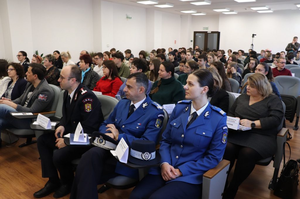 Az előadók igyekeztek mellőzni a „bikkfanyelvet”. Fotó: Kovászna megyei rendőrség