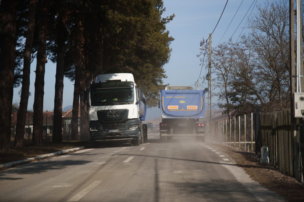 Egymást érik a falun áthaladó teherautók. Fotó: Tuchiluș Alex